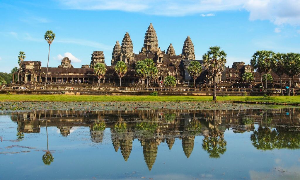 El templo de Angkor Wat reflejado en el agua