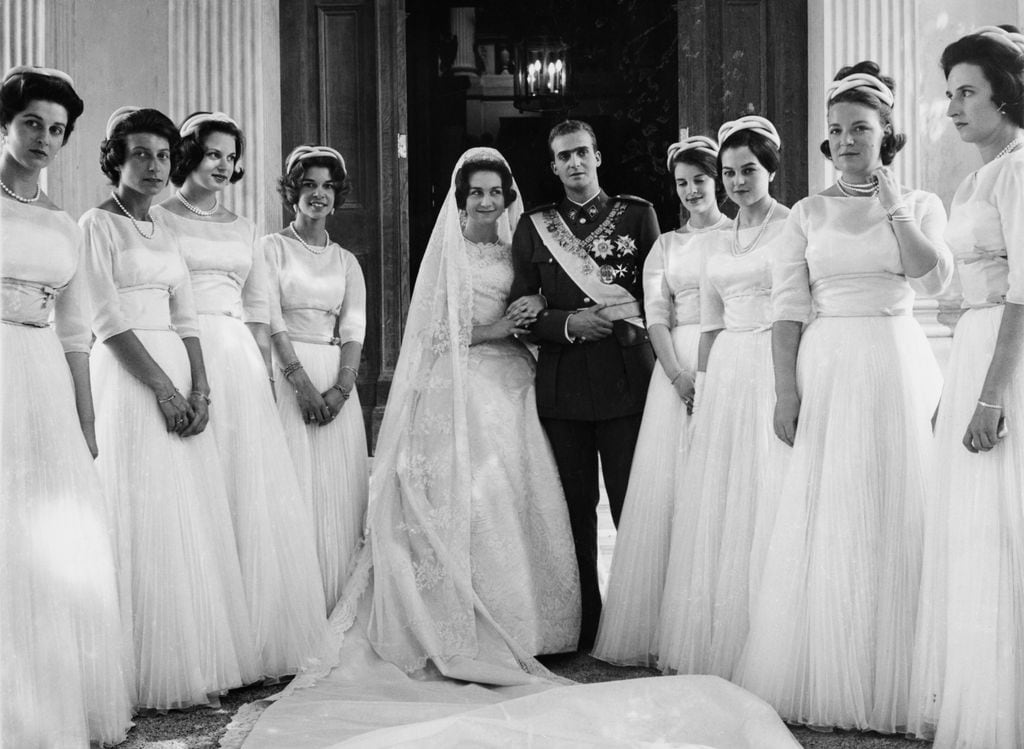 Boda de los reyes Juan Carlos y Sofía en Atenas el 14 de mayo de 1962. De izquierda a derecha: Alejandra de Kent, Tatiana Radziwill, Benedicta de Dinamarca, Irene de Grecia, doña Sofía, don Juan Carlos, Ana María de Grecia, Ana de Orleans, Irene de Holanda y la infanta Pilar