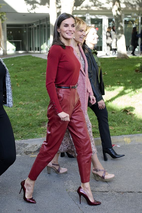 La reina Letizia con un total look en rojo