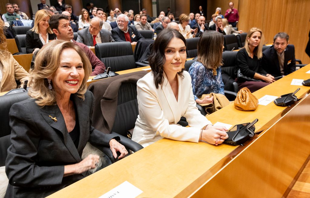 Ana María Rodríguez, exmujer de José Bono, con sus hijas Sofía, Ana y Amelia, en la presentación del libro de su exmarido