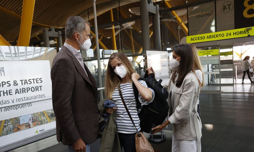 spanish princess says goodbye at airport to family