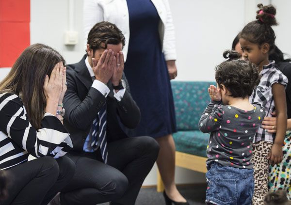 Tienen sobrada experiencia como tíos con los hijos de las princesas Magdalena y Victoria así que los Príncipes demostraron estar al día en cuanto a juegos infantiles durante una vista a los niños refugiados en la región sueca de Dalarna

© Cordon Press
