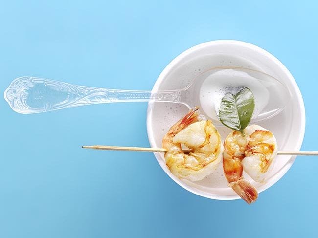 SOPA DE COCO CON BROCHETA DE GAMBAS