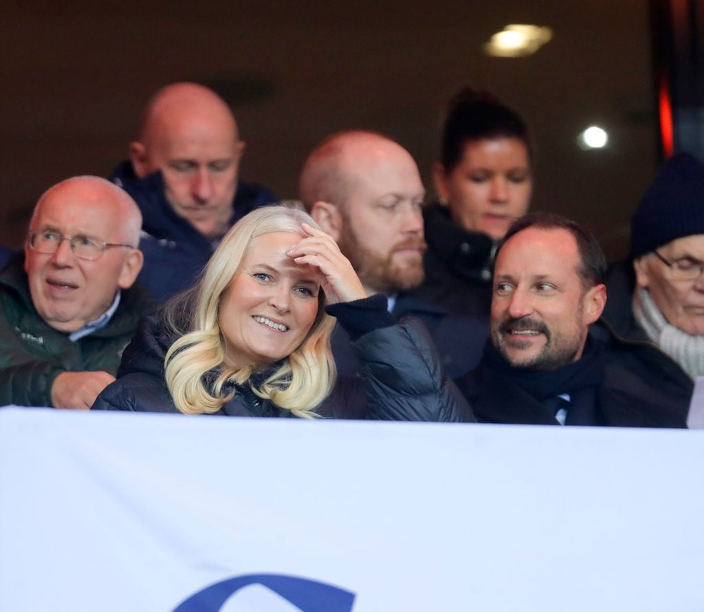 Haakon y Mette-Marit de Noruega viendo un partido de fútbol