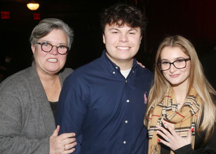 Blake O'Donnell junto a su madre Rosie O'Donnell y su prometida Teresa Garofalow 