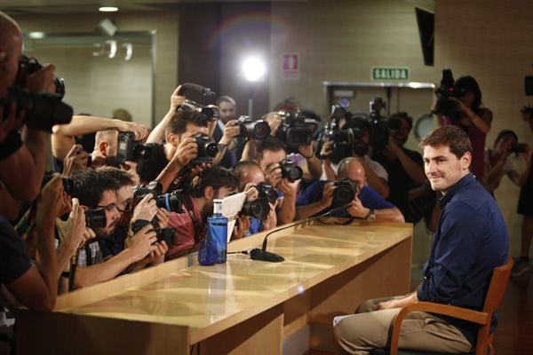 El portero se ha despedido entre lágrimas del Real Madrid y ha asegurado que su 'mujer' y su hijo Martín estarán 'día a día' a su lado 'compartiendo cada segundo de esta apasionante etapa' de su vida
