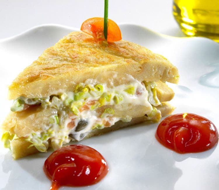 Pincho de tortilla española rellena con ensalada de salmón ahumado