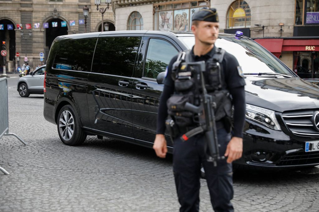 La gendarmería francesa custodiaba la entrada al museo y los aledaños al mismo