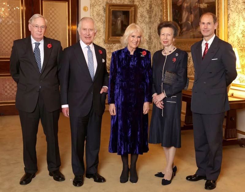 Los reyes Carlos y Camilla con los príncipes Ana, Eduardo y el duque de Gloucester