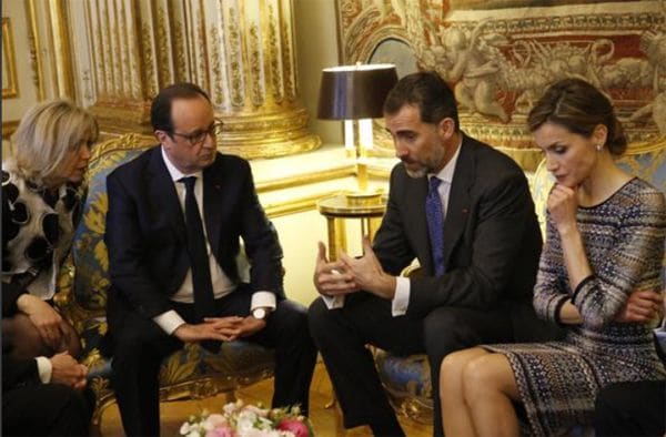 En la reunión que han mantenido con Hollande, se ha podido comprobar que los Reyes estaban muy afectados por la noticia del accidente aéreo. © Casa de S.M. el Rey
