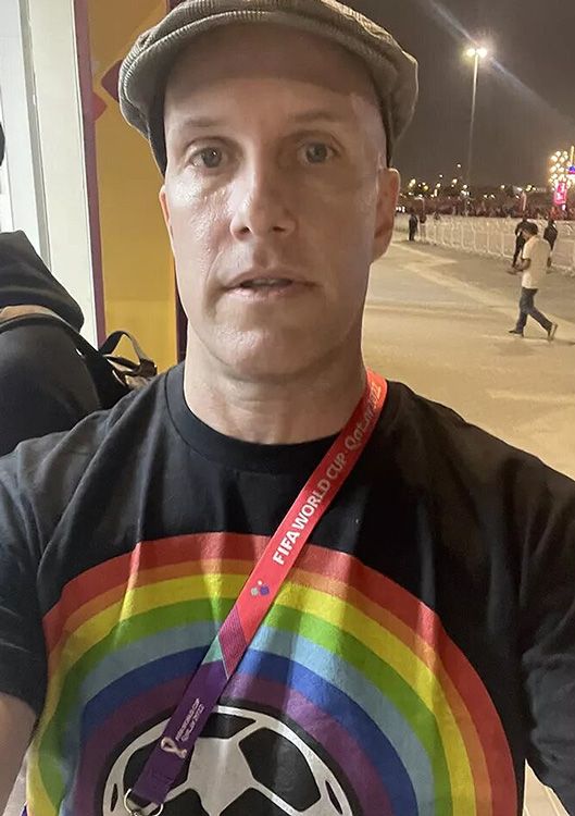 Grant Wahl vestido con una camiseta LGTBI 