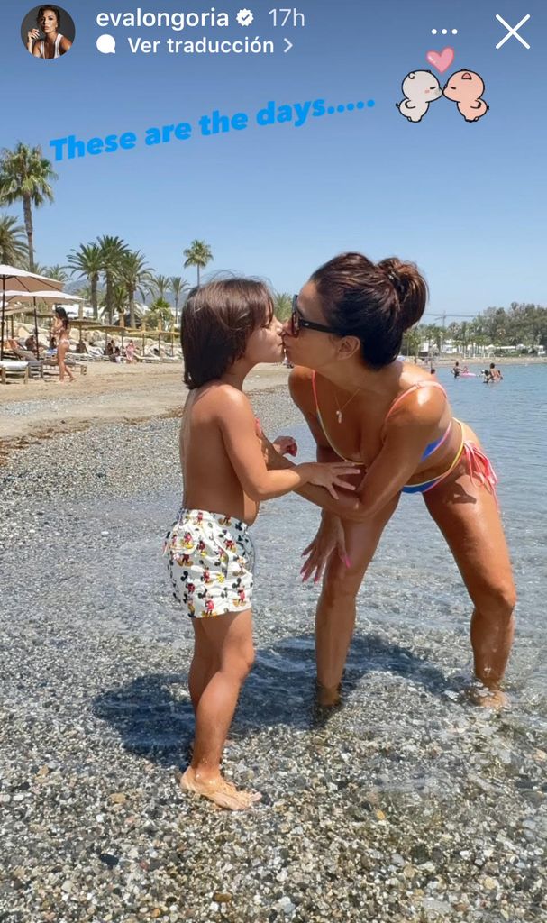 Eva Longoria disfrutó de un día de playa con su hijo. 