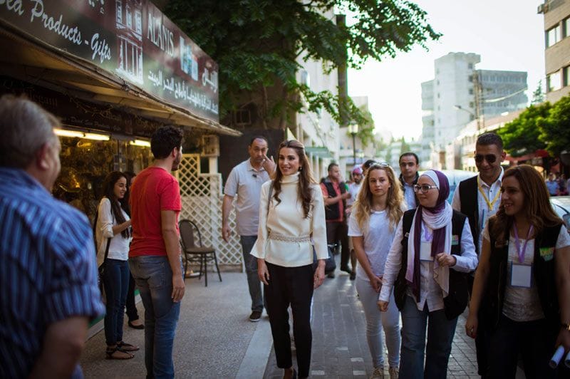 Madre e hija visitaron Rainbow Street, en el área histórica de Jabal cerca del centro de la capital jordana
