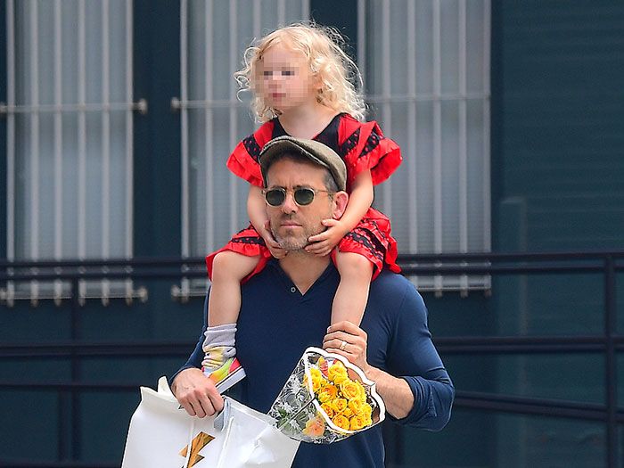 Ryan Reynolds y su hija Inez 