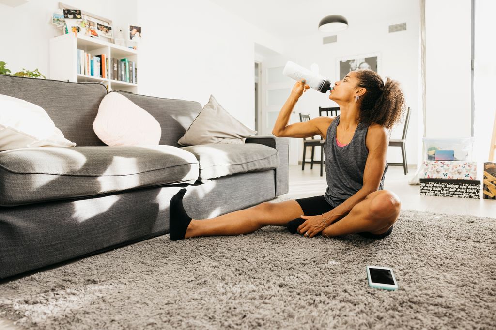 Mujer haciendo ejercicio en casa