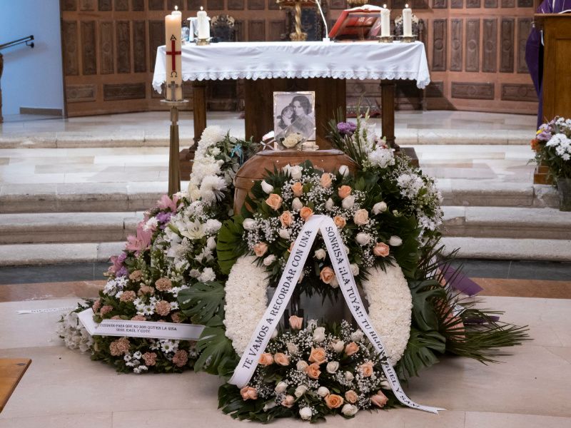 Corona de flores de 'Mari Carmen y sus muñecos'