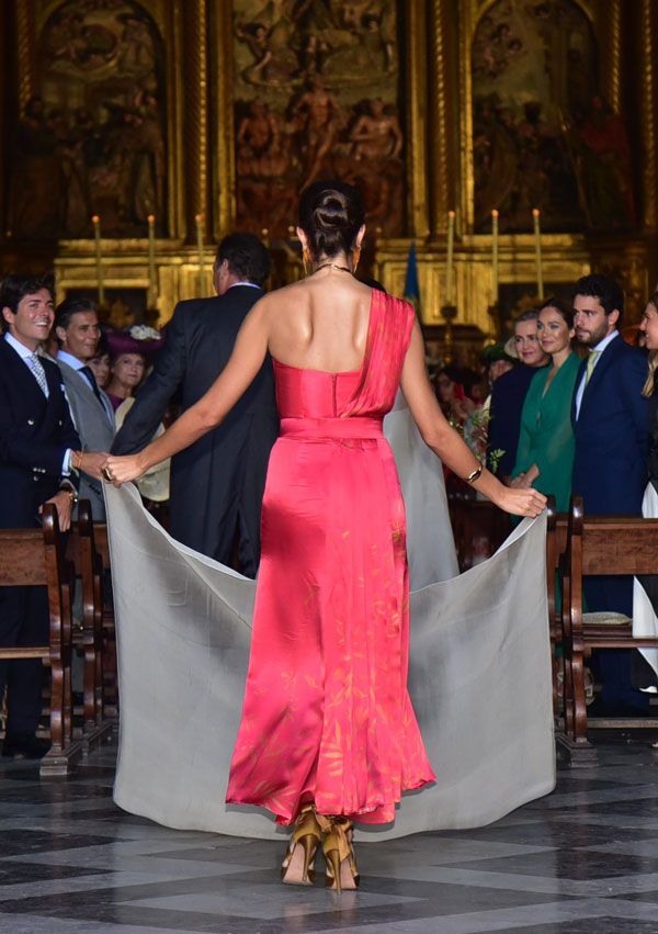 Ana Cristina sosteniendo la cola del vestido de novia de Claudia Osborne