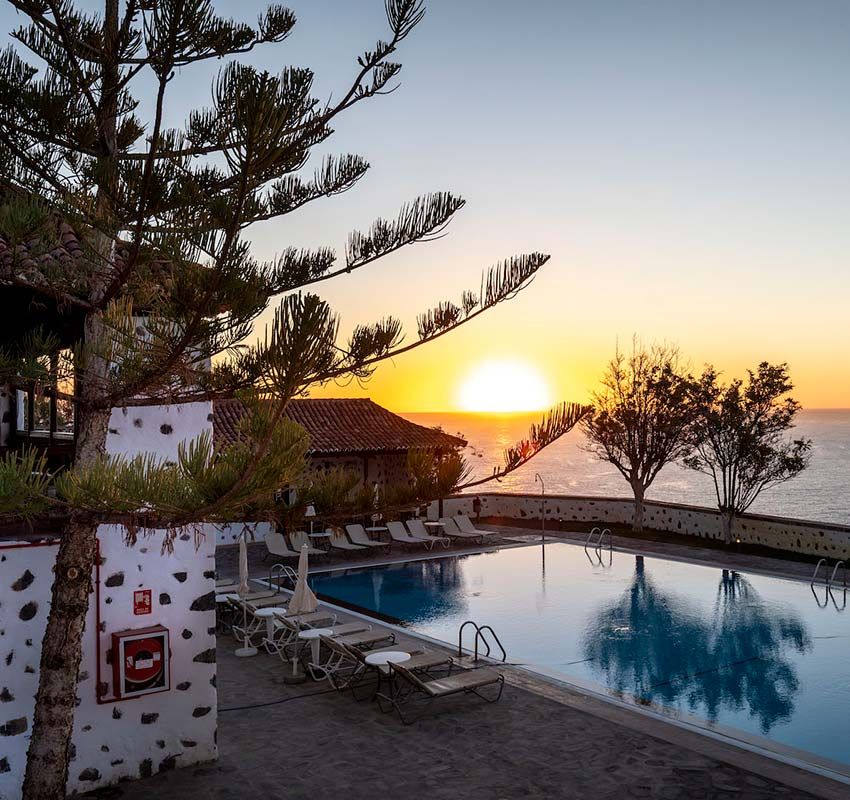 Atardecer en la piscina del Parador de La Gomera