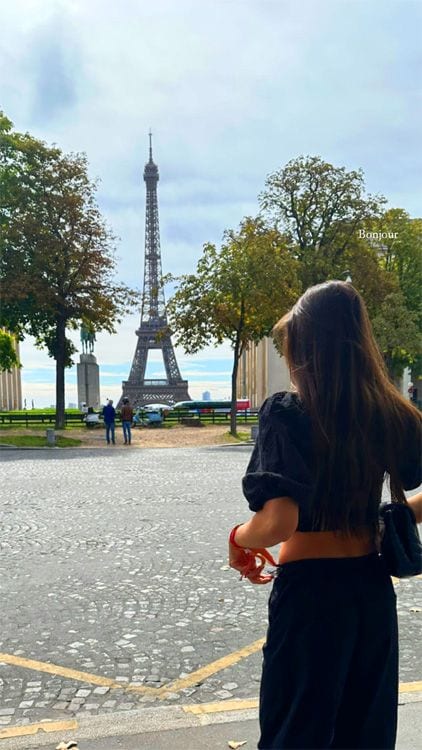 Sira Martínez frente a la Torre Eiffel