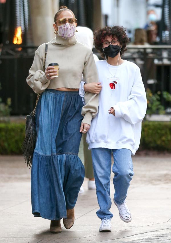 Jennifer Lopez con falda vaquera