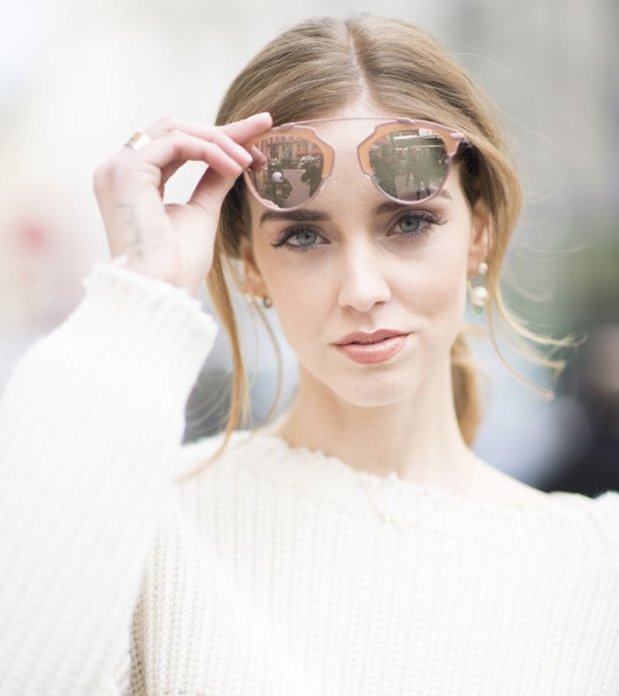 La it girl Chiara Ferragni apuesta por una coleta baja con la raya al medio y algunos mechones sueltos
