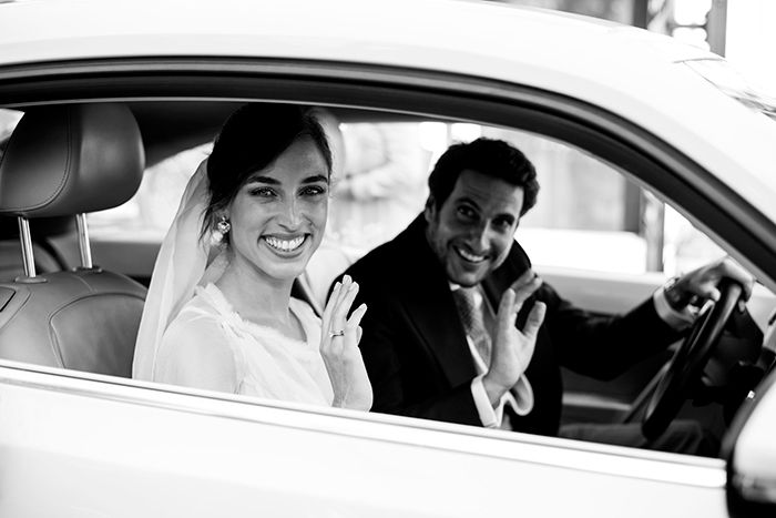 La boda de Blanca con los novios en el coche