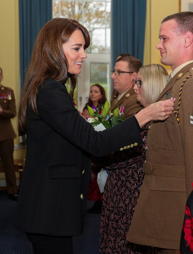 Kate Middleton se viste de militar con una blazer negra y sus botas de combate