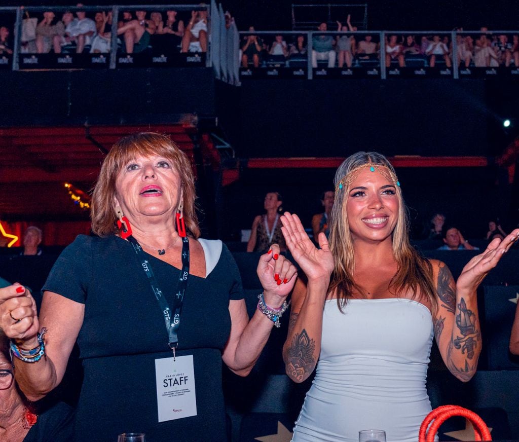 Laura Rubio, pareja de Pablo López, junto a a la madre de este, Lola