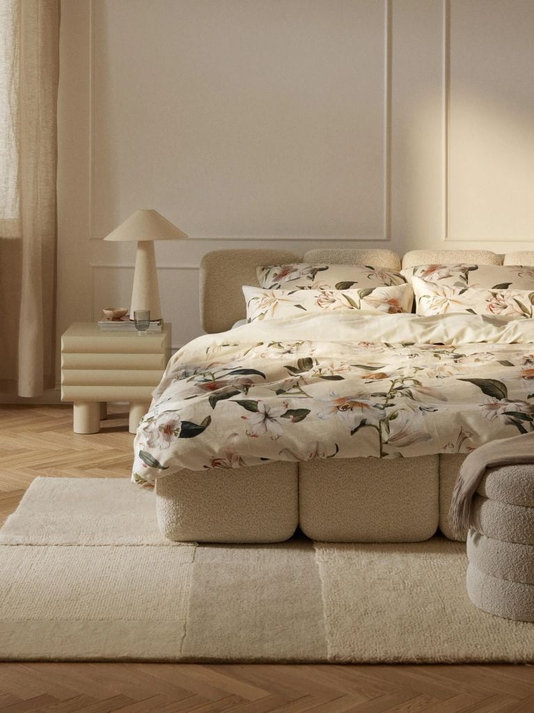 Dormitorio con ropa de cama con estampado floral