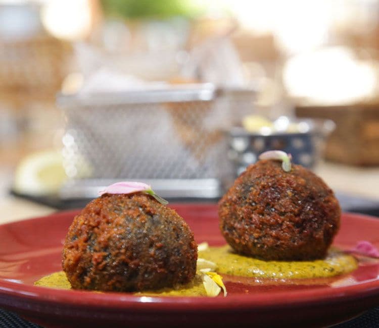 'Arancini' de arroz negro con salsa de pimientos