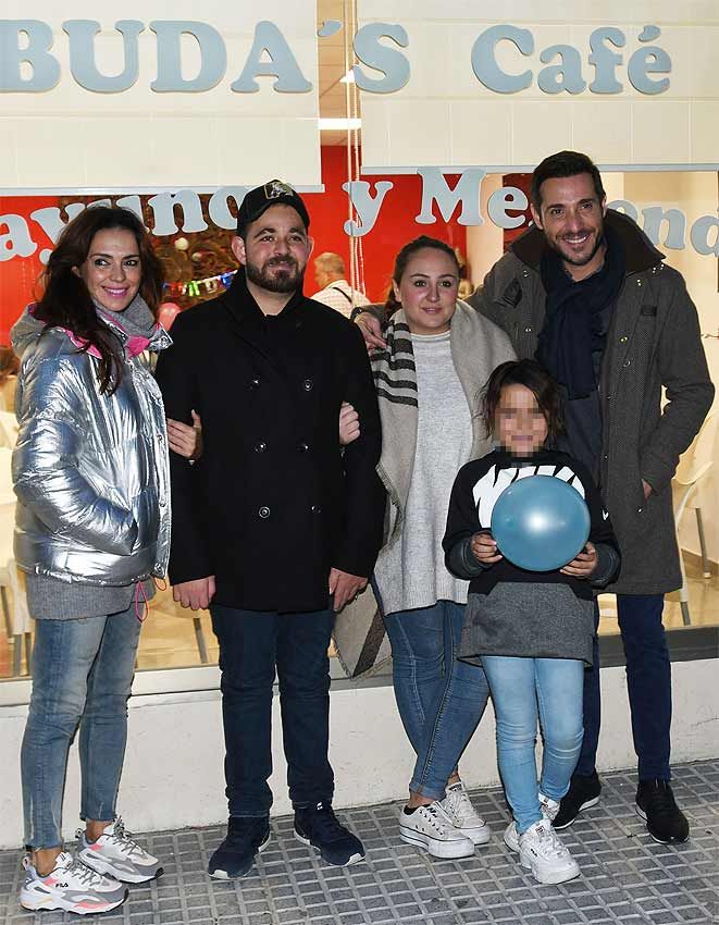 Rocío Flores con su padre, sus hermanos y Olga Moreno