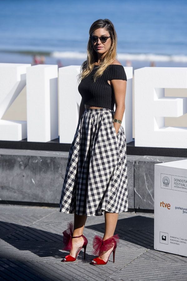 Blanca ha optado por un estilismo más 'lady' -con falda midi y top por encima del ombligo- y ni rastro de su anillo más 'cool'. Tampoco ha lucido sus característicos pendientes 'ear-cuff', los ha cambiado por unos clásicos pendientes de aro dorados
