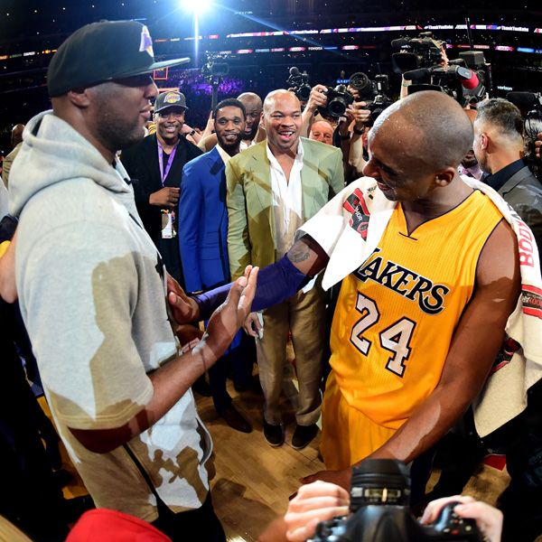 Lamar Odom reapareció en el último partido de Kobe tras haber salido del coma. El Staples se puso en pie cuando Bryant y Odom se fundieron en un sentido abrazo
