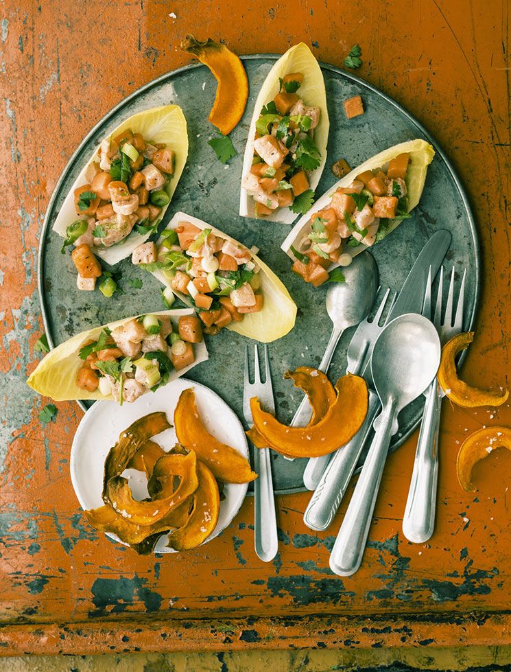 Ceviche de salmón y papaya sobre endivia con chips de calabaza