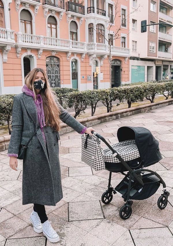 Natalia Coll con carrito de bebé de Bugaboo Bee 6