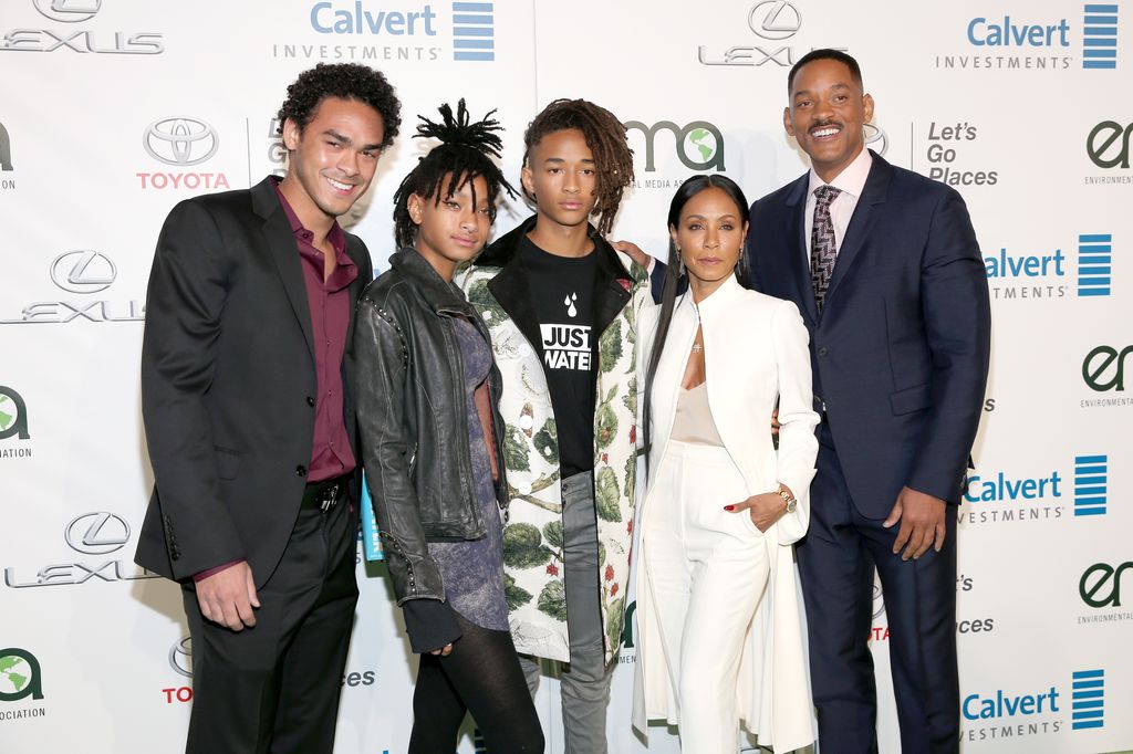 El actor Trey Smith, la cantante Willow Smith y los actores Jaden Smith, Jada Pinkett Smith y Will Smith en la 26.ª edición de los premios EMA de la Environmental Media Association