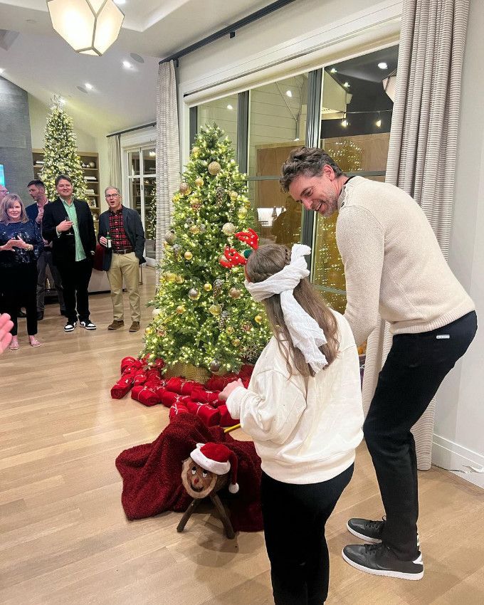 Pau Gasol con su hija, manteniendo las tradiciones catalanas