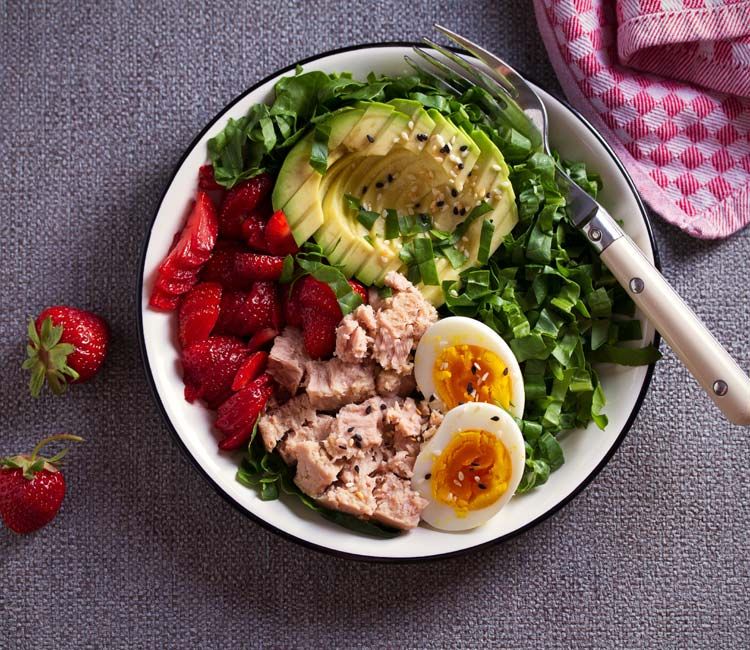 Ensalada de espinacas, atún, fresas, aguacate y huevo