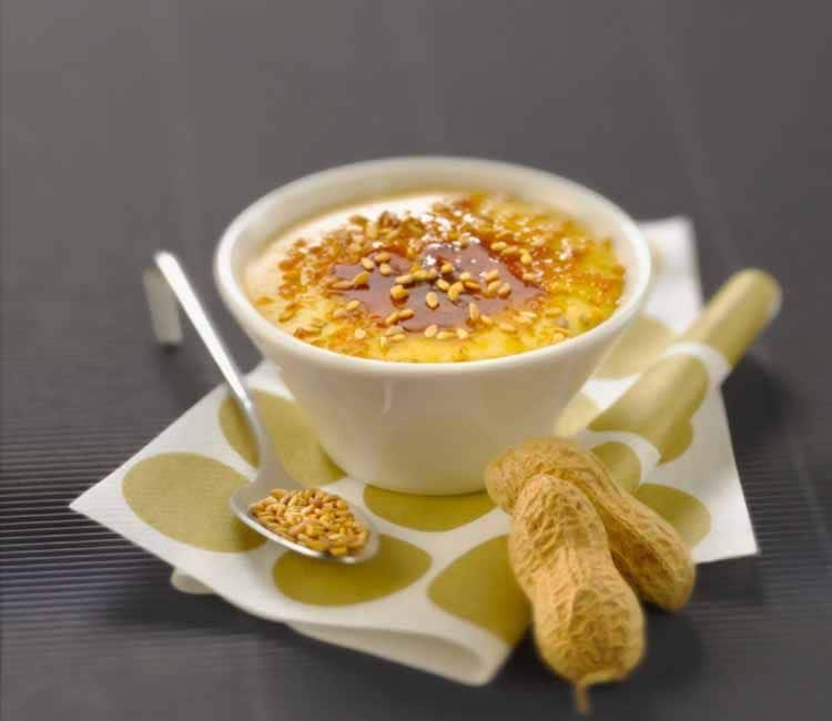 'Crème brûlée' de crema de cacahuete con semillas de sésamo