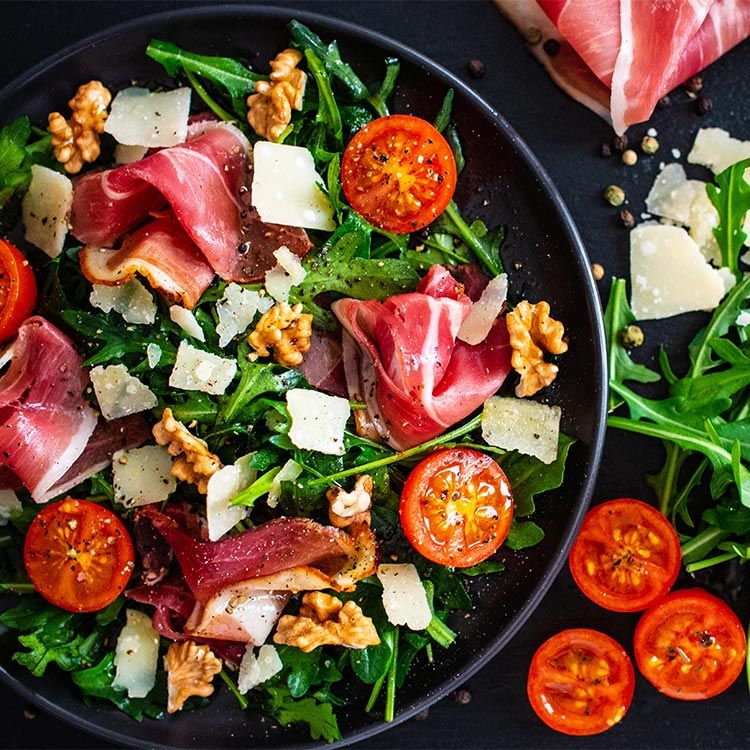 Ensalada de rúcula, jamón, tomate y parmesano