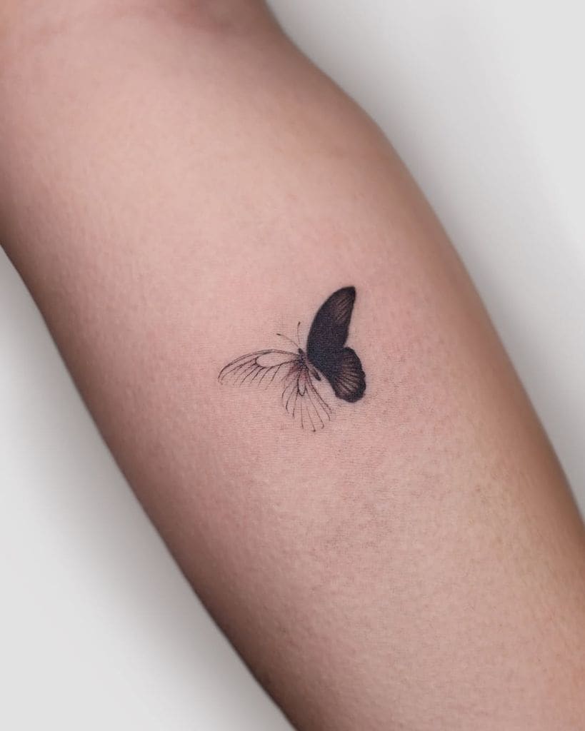 Tatuaje mariposa minimalista bicolor