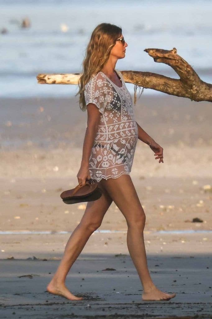 El look playero de Gisele dejó ver su crecida pancita de embarazo.