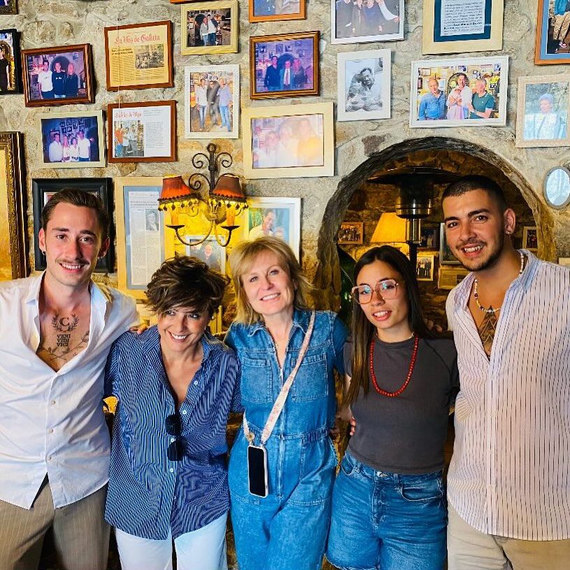 Sonsoles Ónega y María Rey en el restaurante La casa de la abuela, de A Guarda, Pontevedra