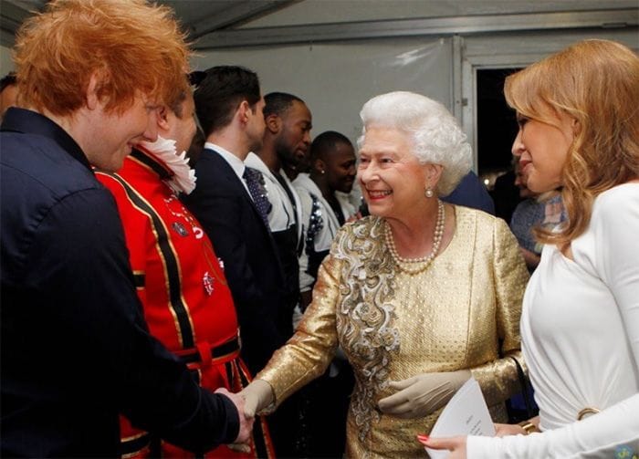 Ed Sheeran saluda a Isabel II