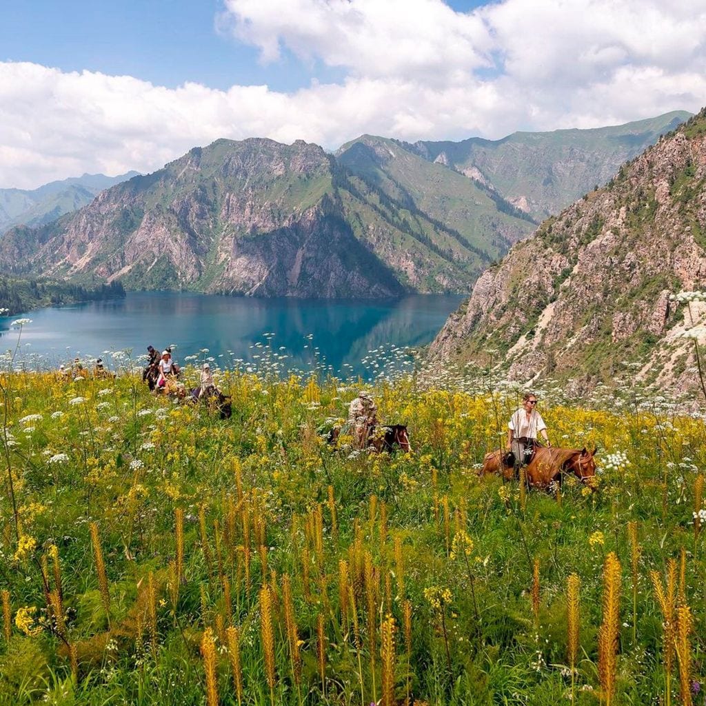 Alexandra Tolstoy organiza viajes a caballo