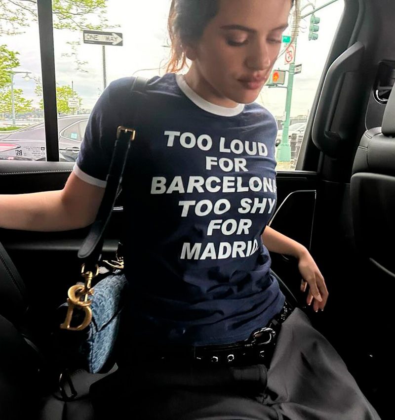 Rosalía con camiseta con mensaje