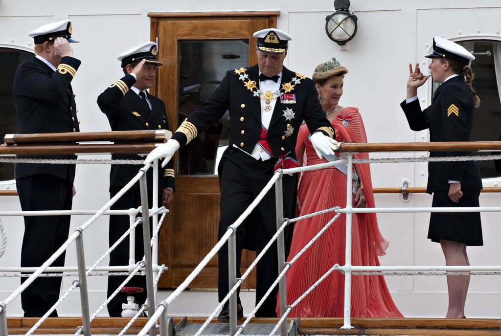 El rey Harald y la reina Sonia en el barco real Norge
