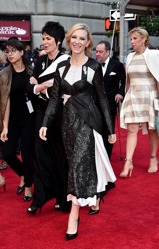 cate_blanchett_tony_awards_2016_red_carpet_07a