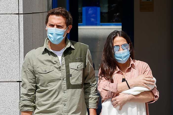 Malú y Albert Rivera a la salida del hospital tras ser padres