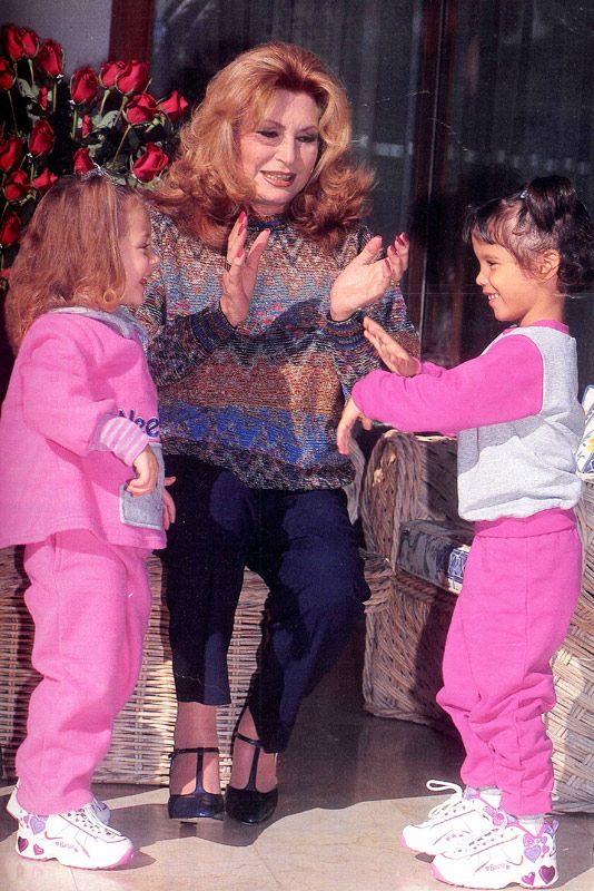 Rocío Jurado anima a que su nieta, Rocío, y su hija, Gloria Camila, se arranquen a bailar unas sevillanas. Tía y sobrina comenzaron entonces una amistad que dura hasta el día de hoy, cuando faltan pocas semanas para que la hija mayor de Rocío Carrasco cumpla la mayoría de edad